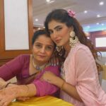 Karishma-Sharma-with-her-mother
