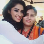 Shweta-Sharda-with-her-mother-Suhana Dwara