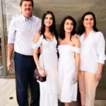 Tara sutaria with her family father mother and sister