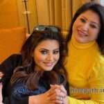 Urvashi-Rautela-with-her-mother-Meera-Singh