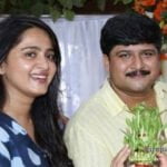 anushka-shetty with her brother gunjaram-shetty