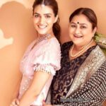 kriti-sanon-with-her-mother-geeta-sanon