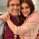 kriti-sanon-with-her-father-rahul-sanon